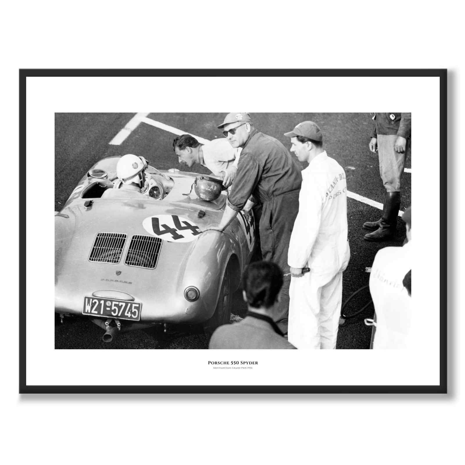 Porsche 550 Spyder som historiskt fotografi och poster från Historly – med vit kant och titel