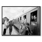 Resande vid Riksgränsen 1956 som historiskt fotografi och poster från Historly – helbild utan vit kant