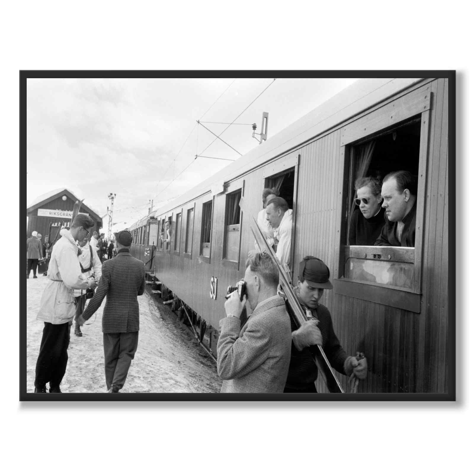 Resande vid Riksgränsen 1956 som historiskt fotografi och poster från Historly – helbild utan vit kant
