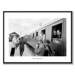 Resande vid Riksgränsen 1956 som historiskt fotografi och poster från Historly – med vit kant och titel