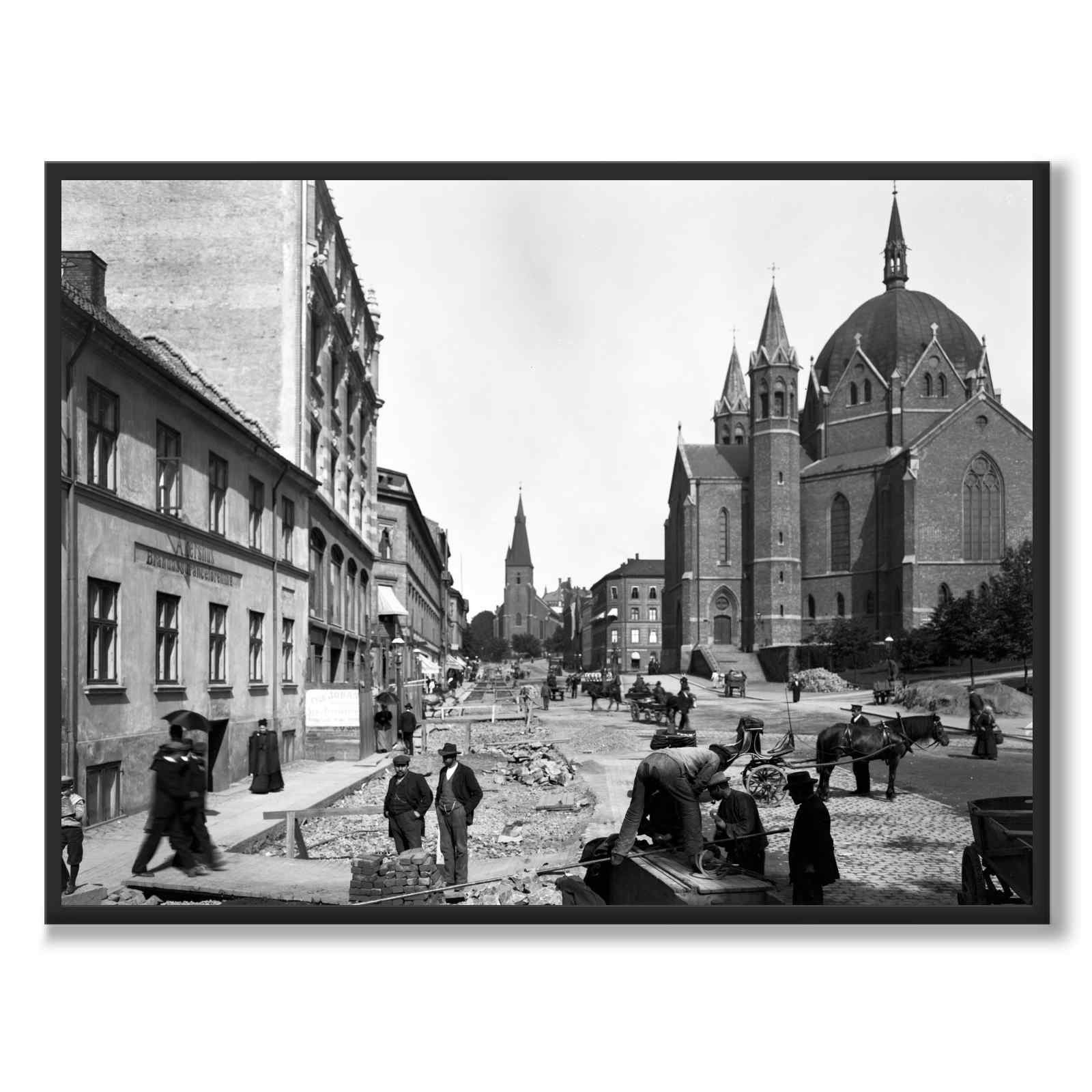 Akersgata, Oslo 1899 som historiskt fotografi och poster från Historly – helbild utan vit kant