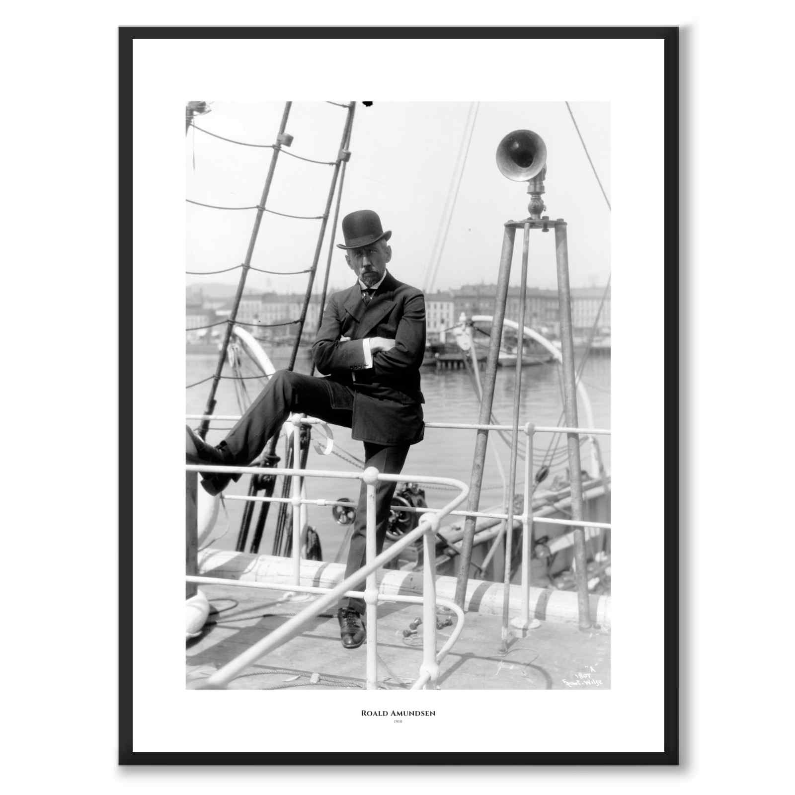Roald Amundsen som historiskt fotografi och poster från Historly – med vit kant och titel