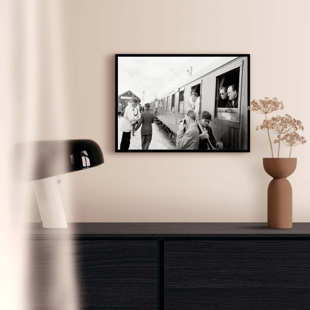 Resande vid Riksgränsen 1956 som historiskt fotografi och poster från Historly – bild 2