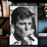 Roger Moore som väggkonst i inspirerande inredningsmiljö