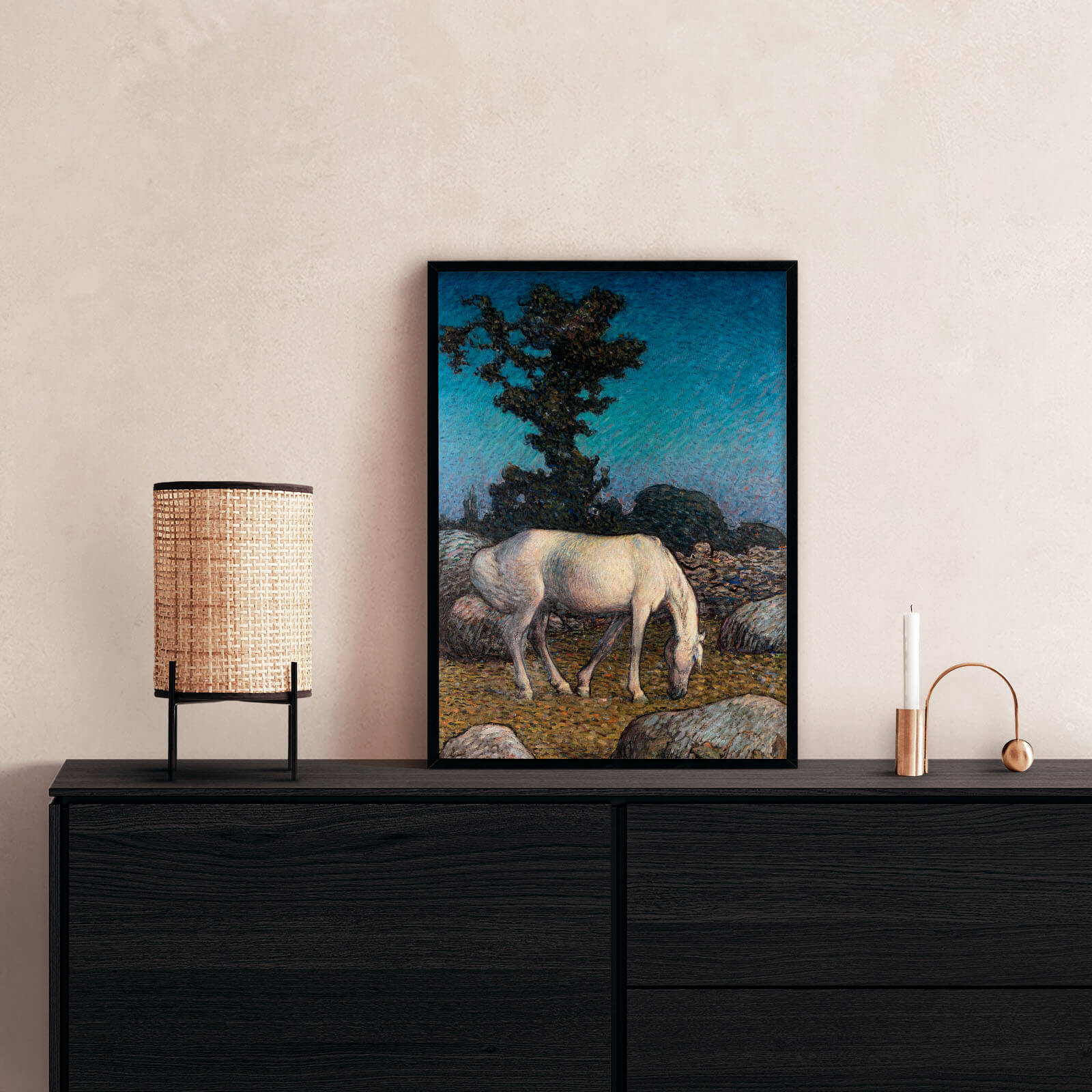 White Horse at Dusk av Nils Kreuger som väggkonst i inspirerande inredningsmiljö