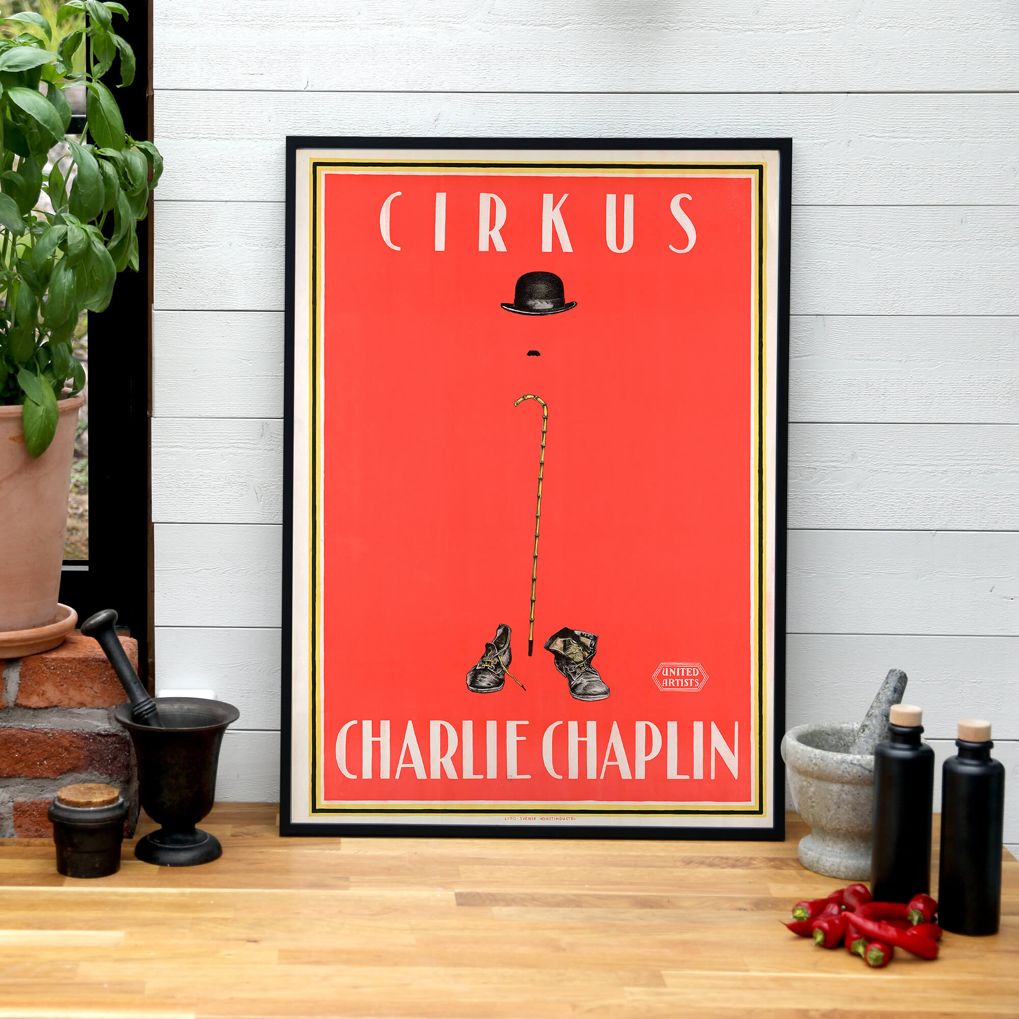Charlie Chaplin som väggkonst i inspirerande inredningsmiljö