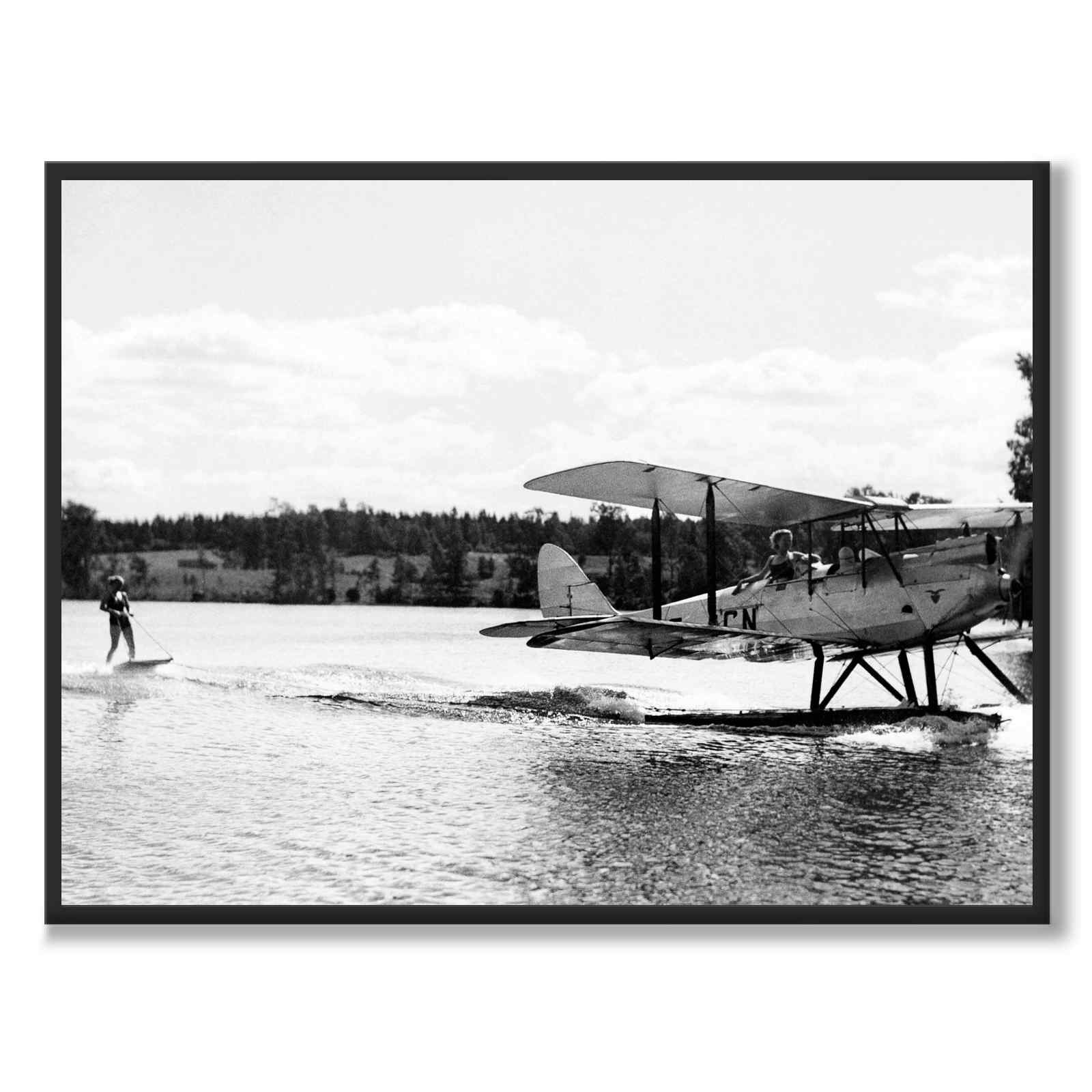 Seaplane Surfing som historiskt fotografi och poster från Historly – helbild utan vit kant