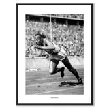 Jesse Owens som historiskt fotografi och poster från Historly – med vit kant och titel