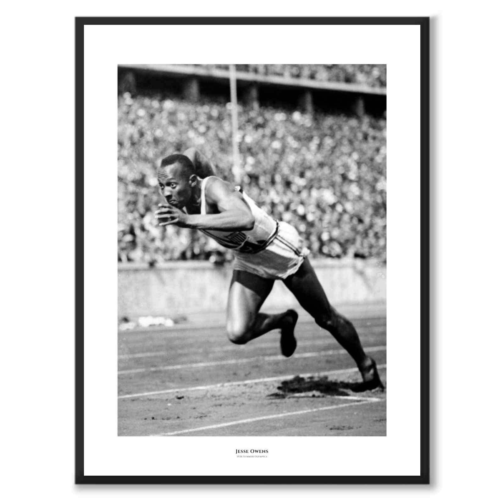 Jesse Owens som historiskt fotografi och poster från Historly – med vit kant och titel