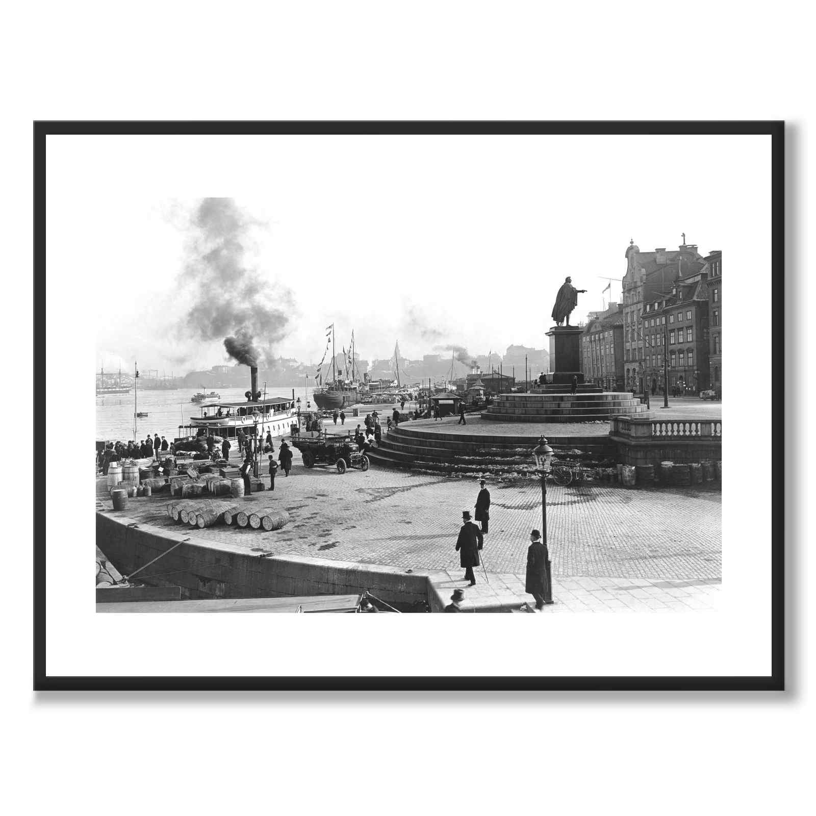 Skeppsbron 1909 som historisk Stockholmsposter från Historly – med vit kant utan titel