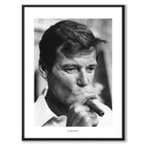 Roger Moore som historiskt fotografi och poster från Historly – med vit kant och titel