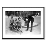 Tandem Biking som poster till barnrum från Historly – med vit kant utan titel