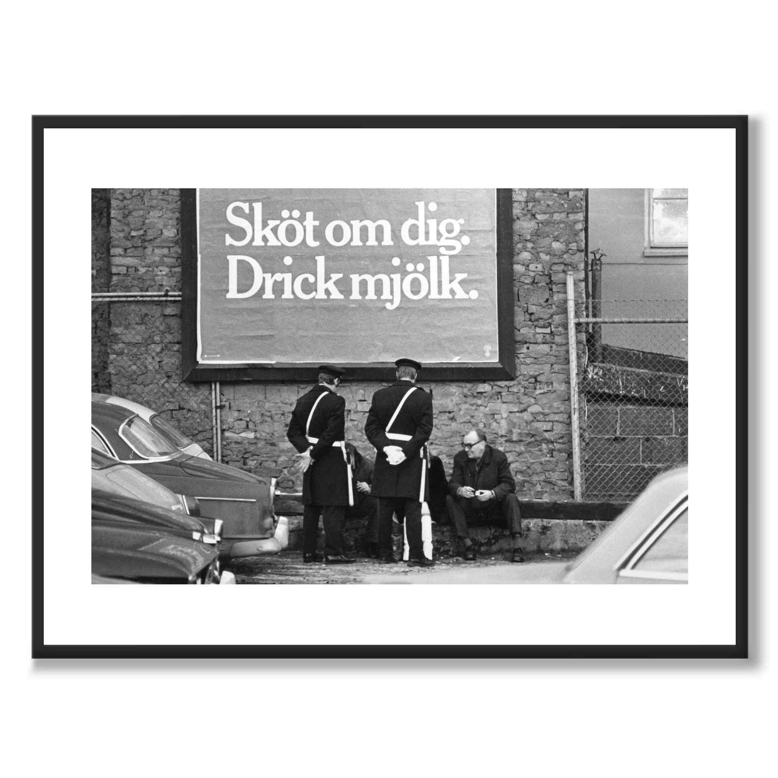Sköt om dig, Drick Mjölk som historisk Stockholmsposter från Historly – med vit kant utan titel