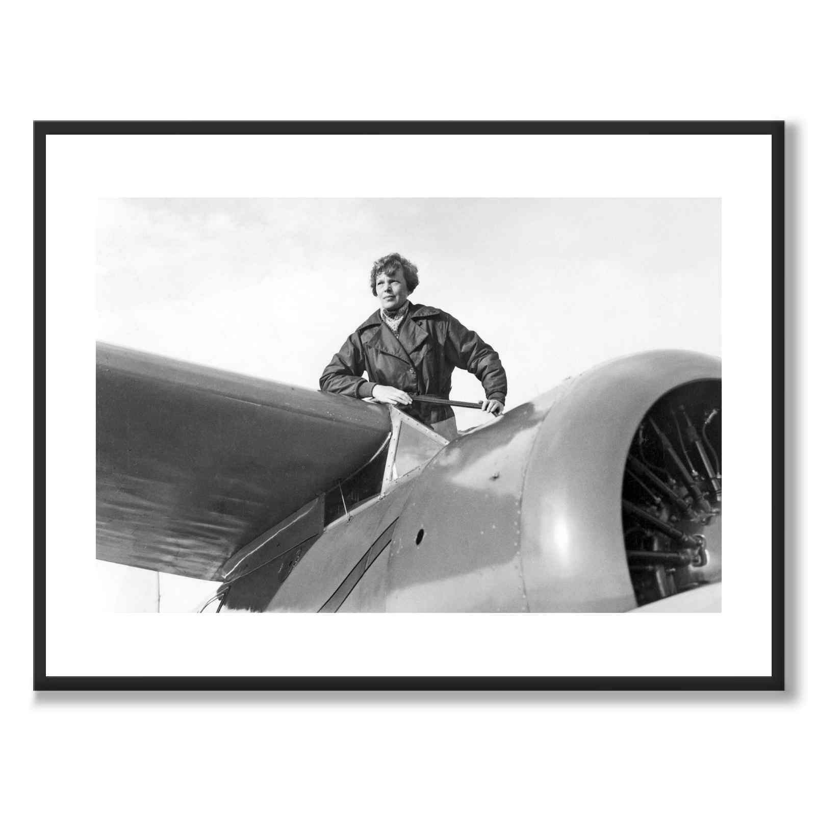Amelia Earhart som historiskt fotografi och poster från Historly – med vit kant utan titel