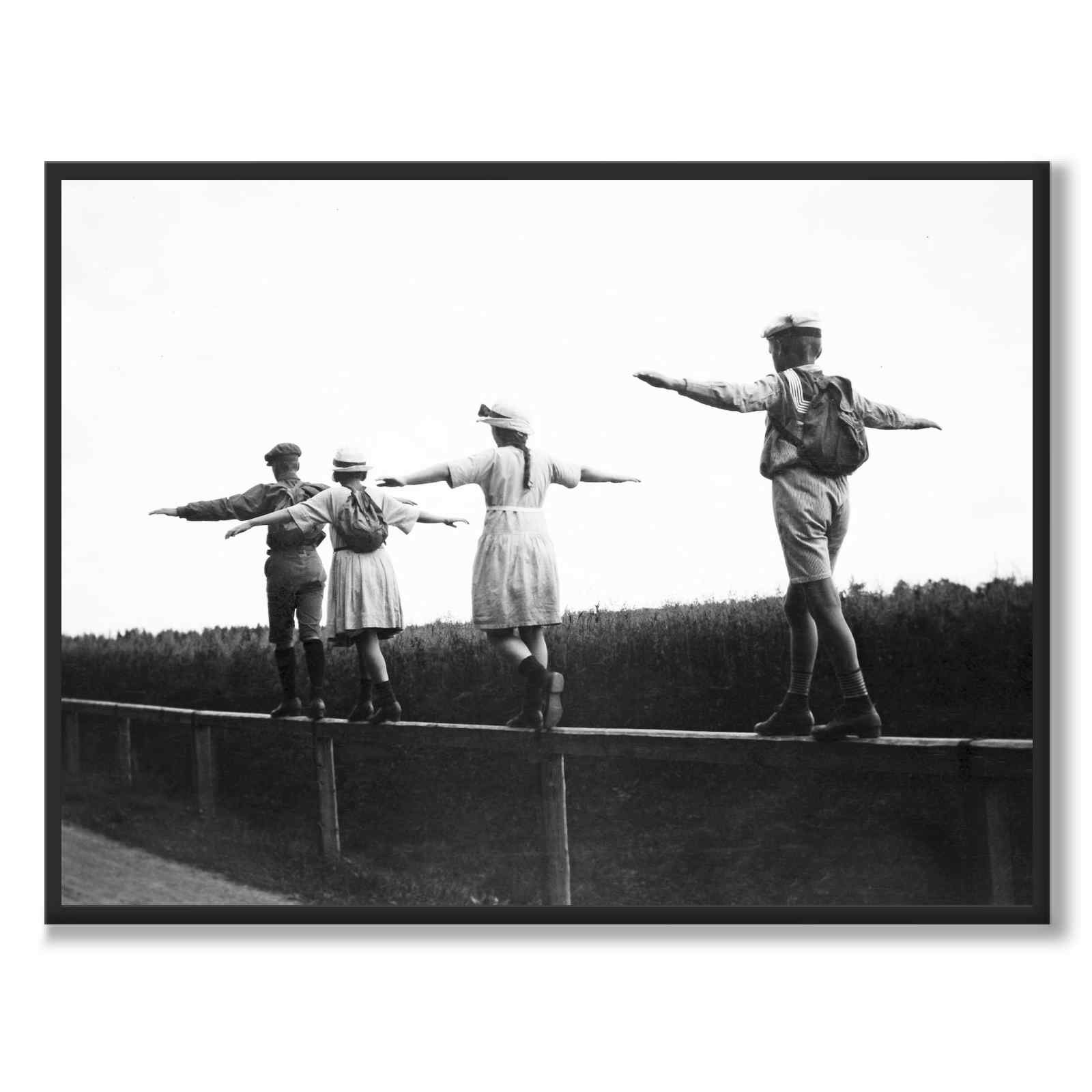 Balancing Act som poster till barnrum från Historly – helbild utan vit kant
