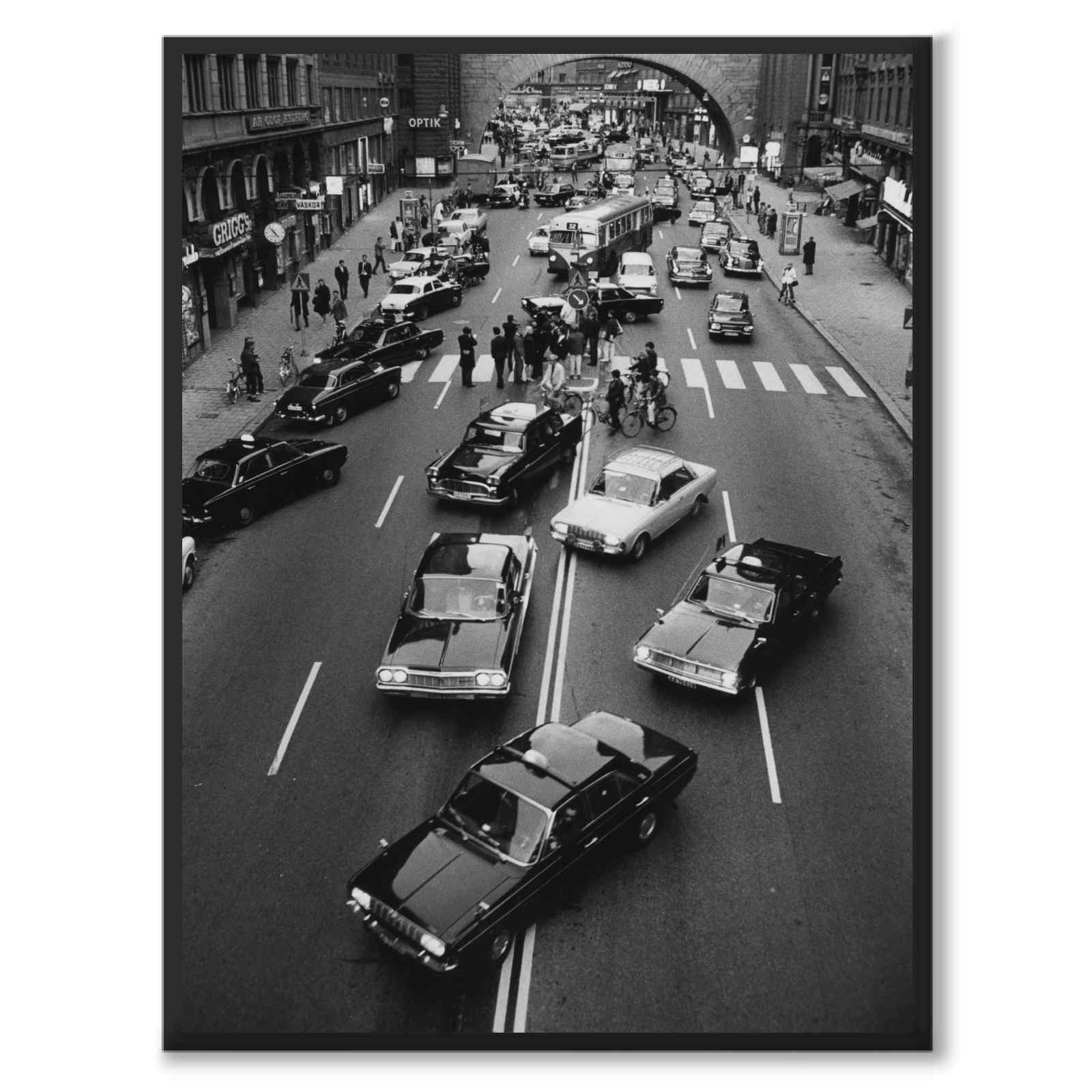 Högertrafikomläggningen 1967 som historisk Stockholmsposter från Historly – helbild utan vit kant