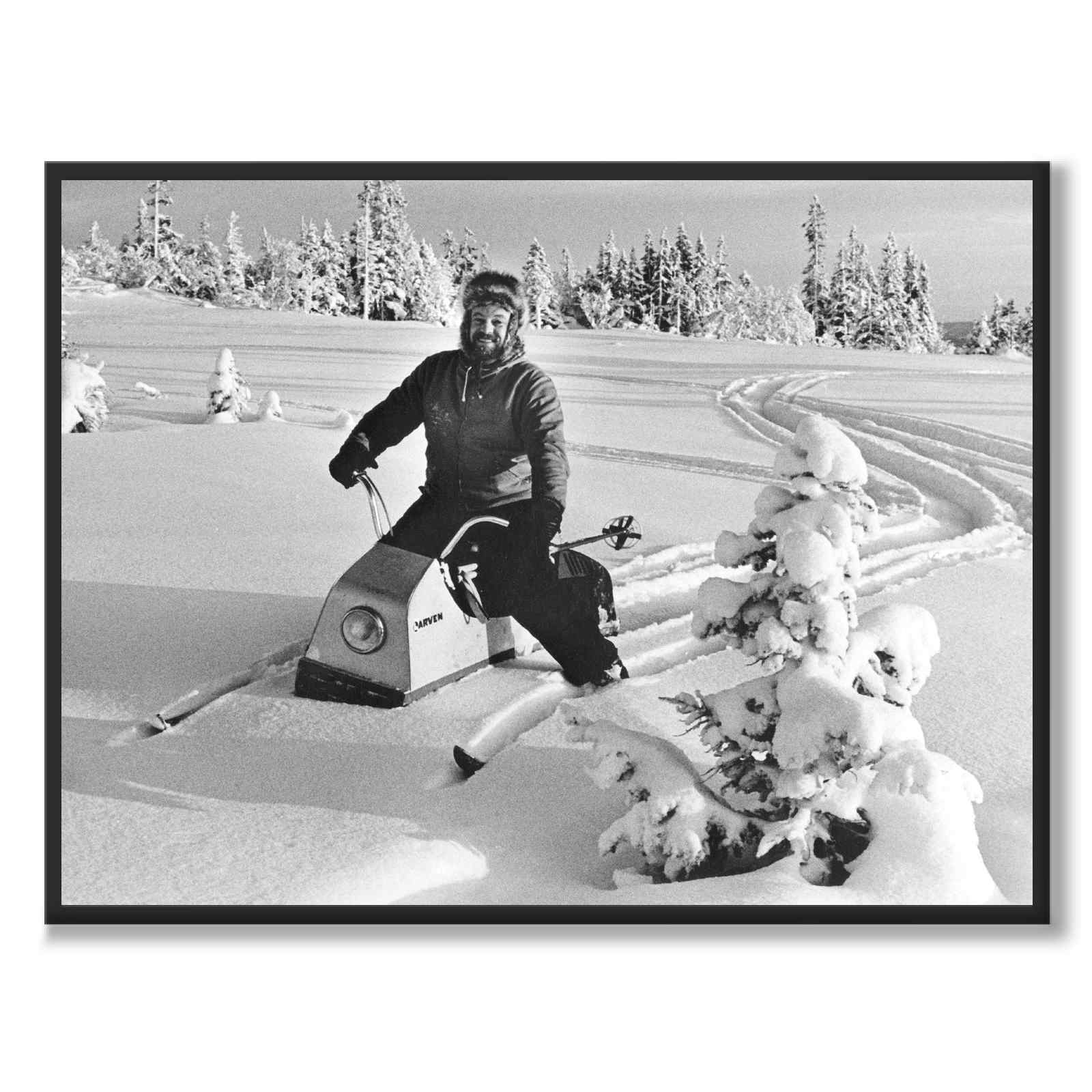 Larven 1965 som historiskt fotografi och poster från Historly – helbild utan vit kant