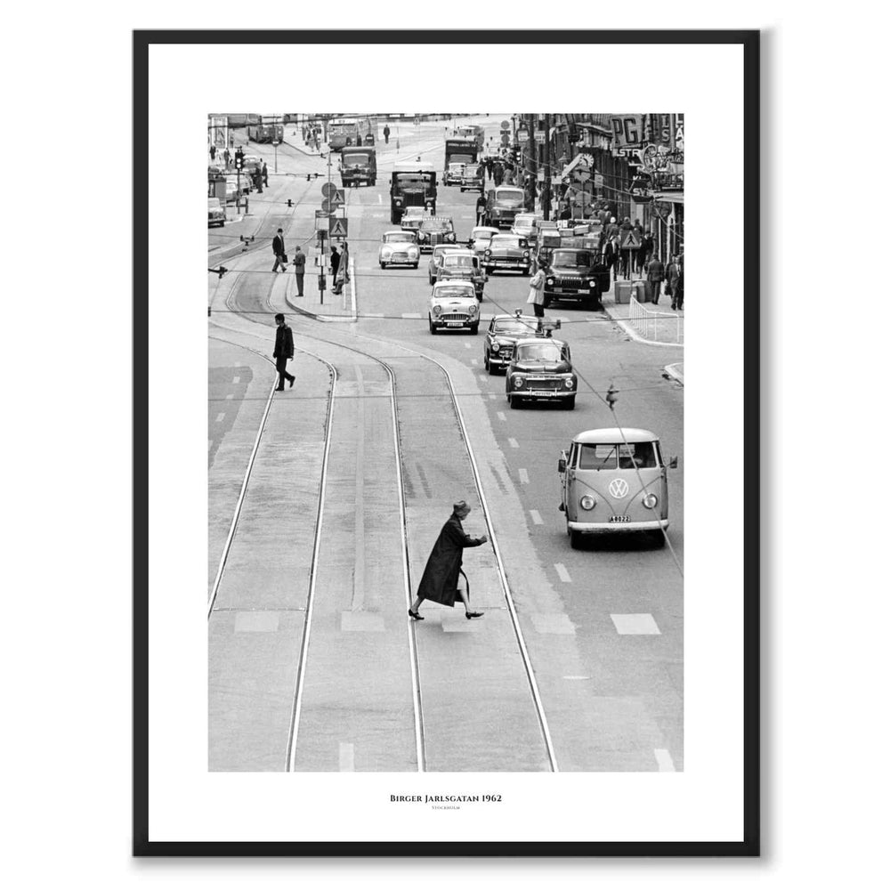 Birger Jarlsgatan 1962 som historisk Stockholmsposter från Historly – med vit kant och titel