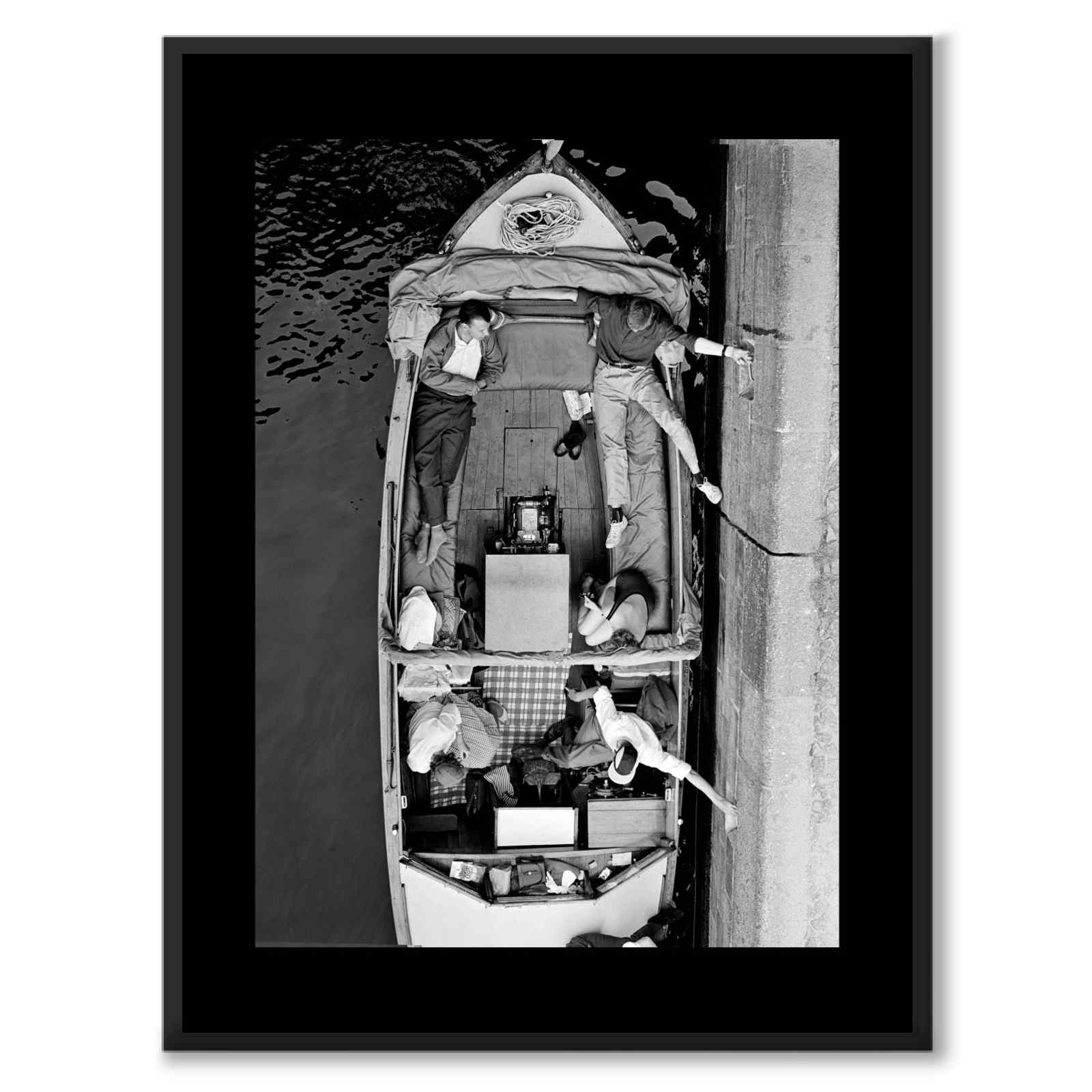 Black Collection - Canal Cruising som svartvit poster från Historly – med svart bakgrund utan titel