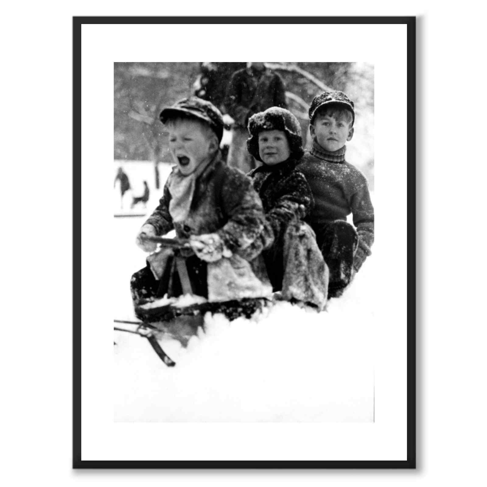 Sledding som poster till barnrum från Historly – med vit kant utan titel