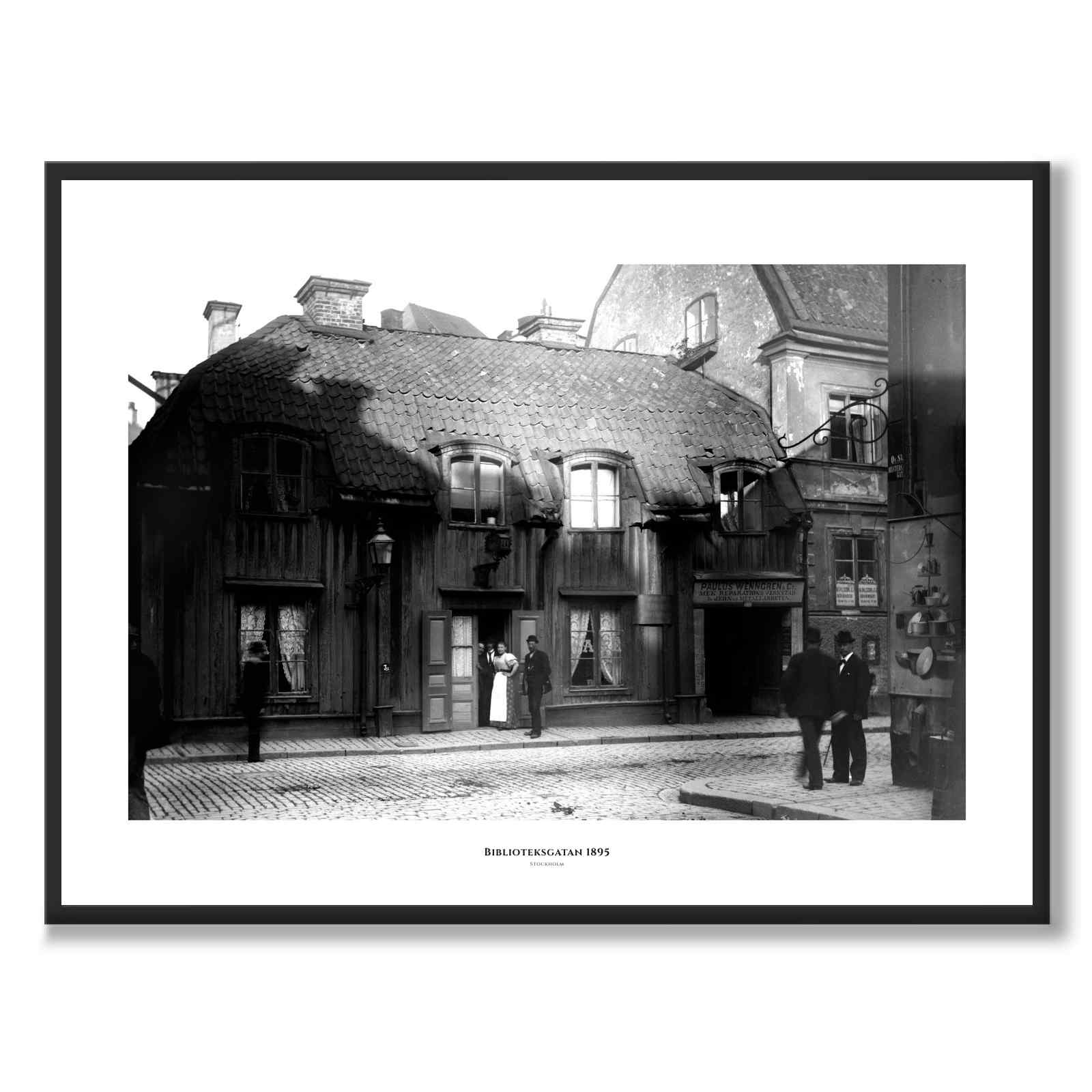 Biblioteksgatan 1895 som historisk Stockholmsposter från Historly – med vit kant och titel