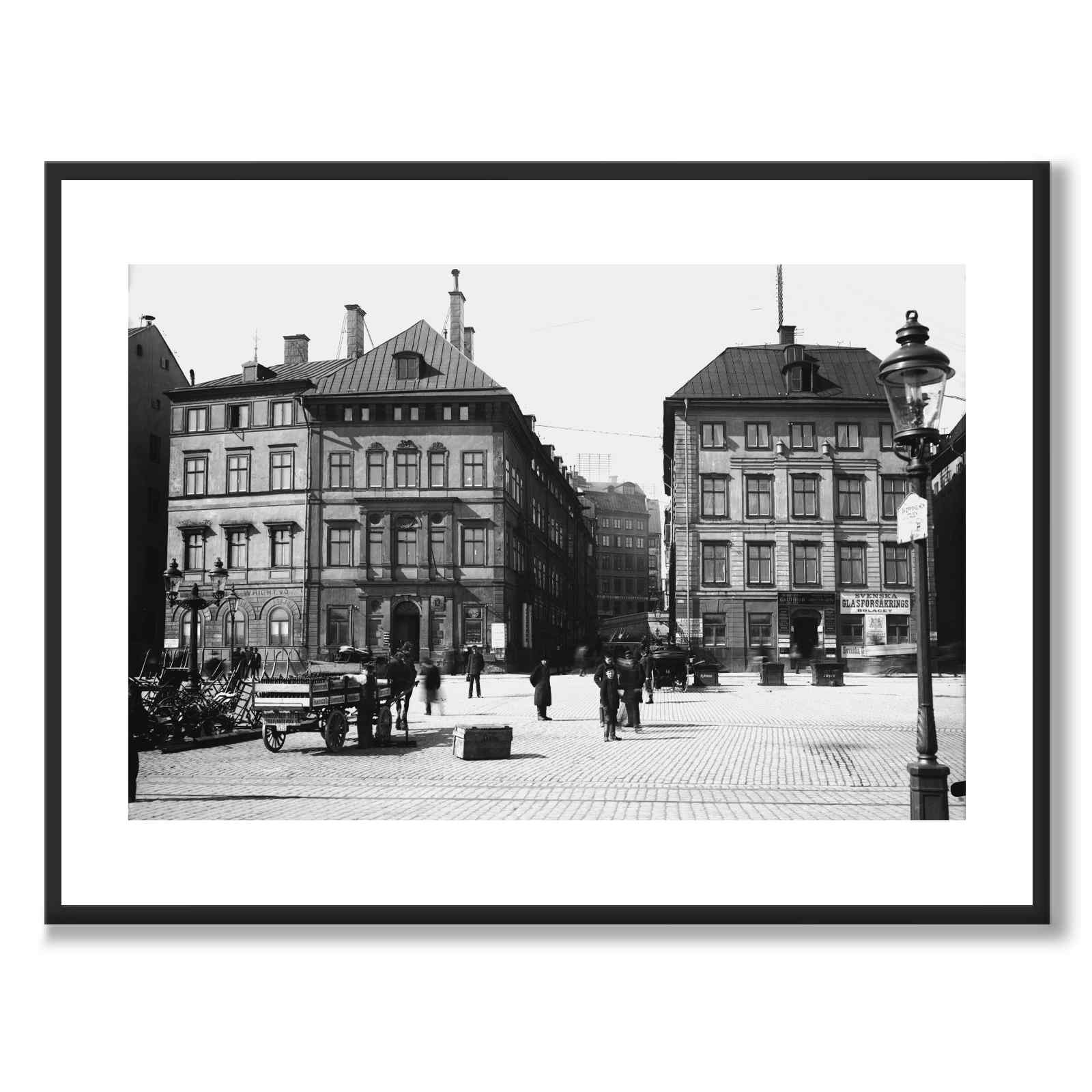 Skeppsbron 1890 som historisk Stockholmsposter från Historly – med vit kant utan titel