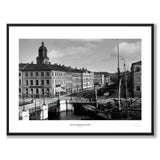 Västra Hamngatan 1897 som historisk Göteborgsposter från Historly – med vit kant och titel